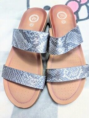 Euc American Eagle 🦅 Silver Snakeskin Textured Strappy  Sandals Size 9.5